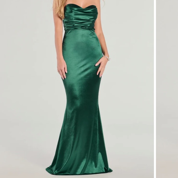 Windsor Dresses & Skirts - NWT emerald green strapless cowl neck corset formal prom dress